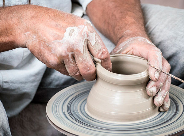 Processo de placa será assunto da aula on-line de cerâmica na Mokiti Okada TV