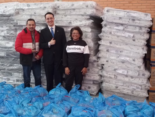 Campanha Humanitria faz doaes de colches para Canoas - RS